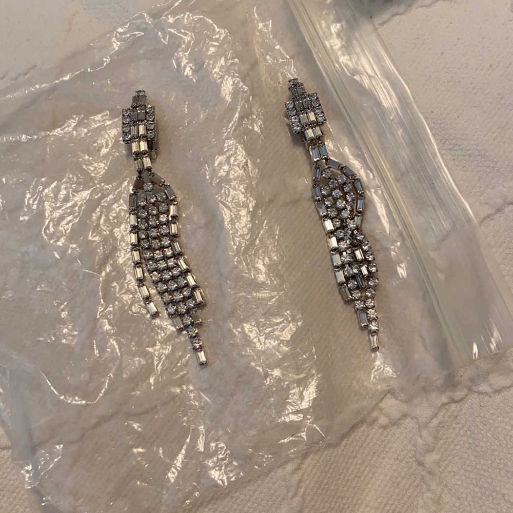 Sparkling Clear Stone dangling earrings!